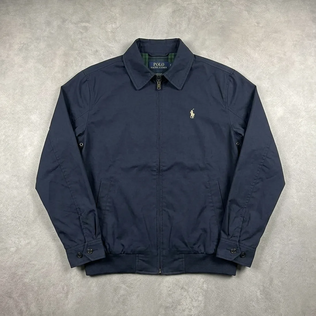 La même veste après passage à l’atelier, sur fond de studio