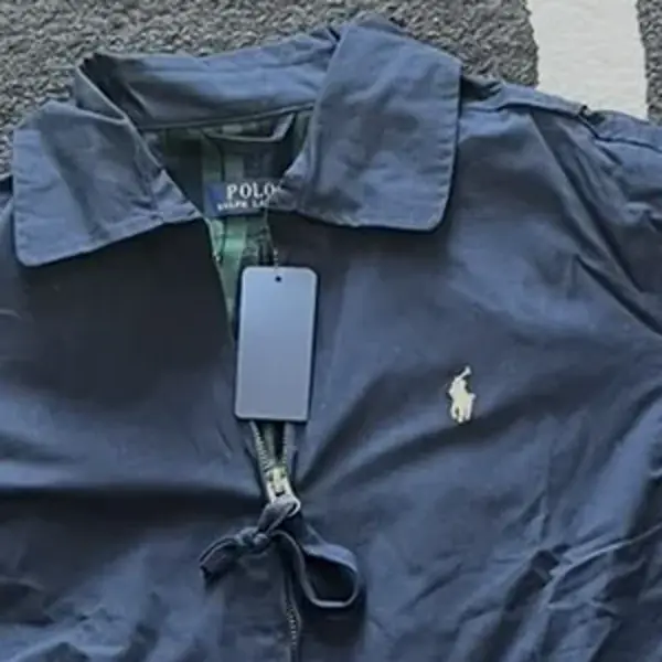 Col de la veste sur la photo brute : doublure écossaise, étiquette Polo Ralph Lauren, tissu froissé