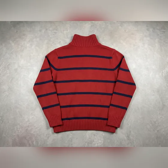 Pull col montant rouge à rayures bleues, style décontracté